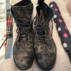 Camo studded boots sz 8